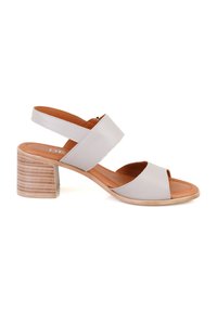 Sandales à talons hauts en cuir gris clair avec un design à deux bandes et bout ouvert. Présente un talon en bois empilé et une semelle intérieure tan.