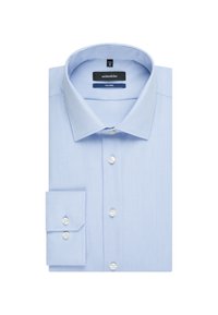 Chemise de dress ajustée bleu clair avec un col italien, des manches longues, une fermeture à boutons et des poignets français, fabriquée dans un tissu lisse avec une texture subtile.
