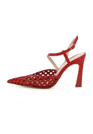 Sandalo rosso con tacco alto, punta appuntita intrecciata, cinturino alla caviglia con fibbia e tacco e suola lisci.