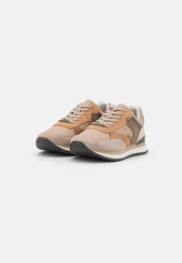 Brown and beige sneakers with suede and leather materials. Rounded toe, lace-up front, reinforced heel, and textured rubber sole.