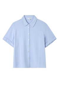Camicetta a maniche corte, di colore azzurro chiaro, realizzata in tessuto morbido, con colletto e sei bottoni frontali, con maniche arrotolate.