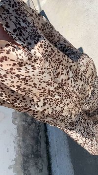 Długa, luźna sukienka z gładkiego materiału, z beżowym tłem i brązowymi plamami w wzór leopardzi.
