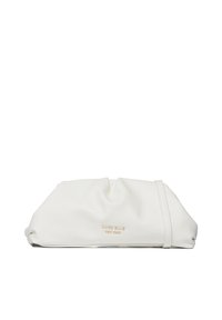 Clutch purse in ecopelle bianca con design morbido e arricciato e logo dorato impresso, caratterizzato da una silhouette elegante e senza elementi hardware visibili.