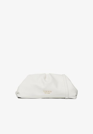 Clutch purse in ecopelle bianca con design morbido e arricciato e logo dorato impresso, caratterizzato da una silhouette elegante e senza elementi hardware visibili.