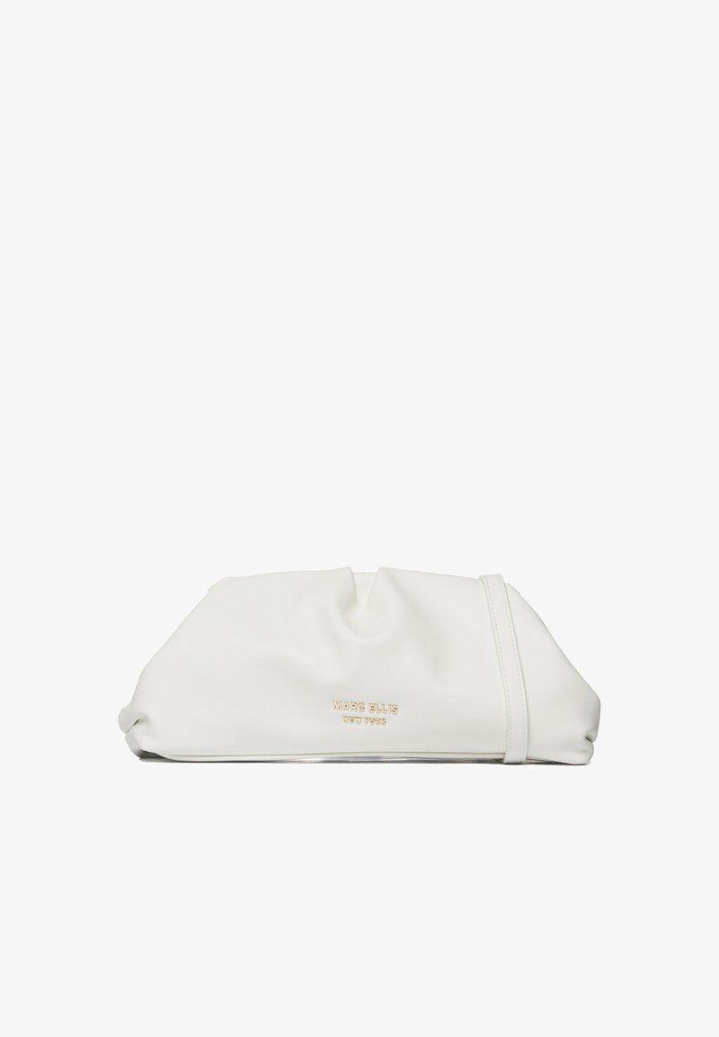 Witte synthetische leren clutch met een zachte, geplooide uitstraling en een goudkleurig, verhoogd logo, met een slanke silhouette en geen zichtbare hardware.