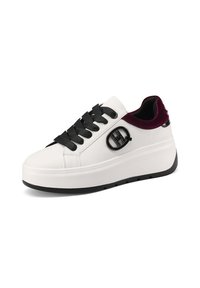Sneaker in pelle bianca con un design elegante, lacci neri e un collo burdeos testurizzato. Presenta un importante dettaglio decorativo in metallo sul lato.