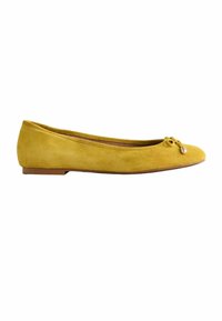 Chaussure ballerine plate en suède jaune avec un petit nœud et un détail de perles sur le bout arrondi et un talon plat et bas.