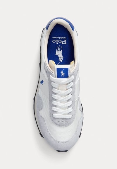 Γκρι και άσπρο αθλητικό παπούτσι με διχτυωτό και σουέτ υλικό, featuring γαλάζιο και άσπρο λογότυπο στη γλώσσα, άσπρες κορδόνες και υφή από μαύρη καουτσούκ σόλα.