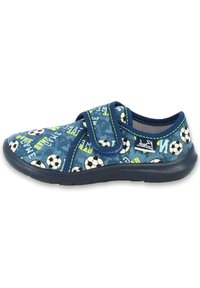 Blauwe sportieve schoenen met een klittenbandsluiting, versierd met een patroon van een voetbalschoen en spelteksten, gemaakt van zacht materiaal op een flexibele rubberen zool.