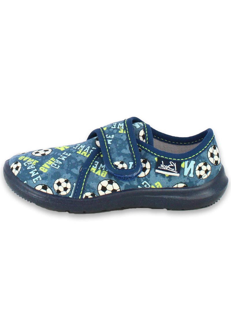 Blauwe sportieve schoenen met een klittenbandsluiting, versierd met een patroon van een voetbalschoen en spelteksten, gemaakt van zacht materiaal op een flexibele rubberen zool.