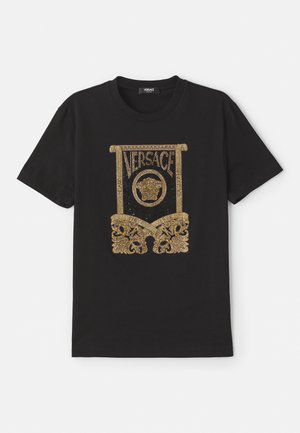 T-shirt de algodão preto com um gráfico em lantejoulas douradas com o logótipo "Versace" e desenhos ornamentais na parte inferior e nas laterais.