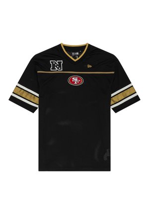 Maillot en mesh noir avec un col en V, présentant des rayures dorées et blanches sur les manches, un logo SF bien en vue et un blason NFL. Tissu respirant.