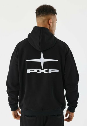 Hoodie noir avec une grande étoile blanche et le logo "PXP" imprimé au dos. Doté d'une capuche avec cordon de serrage et de poignets côtelés. Matière en mélange de coton.