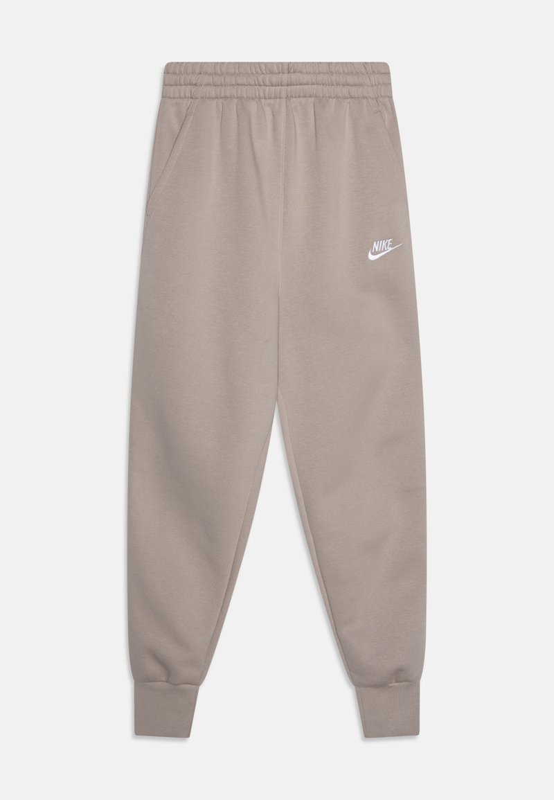 Szürke, puha anyagból készült melegítőnadrág, tapered (szűkülő) lábakkal, rugalmas derékkal, oldalsó zsebekkel és egy fehér Nike logóval a bal combon.