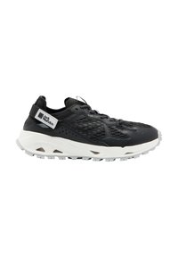 Scarpa sportiva nera con tomaia in mesh, accenti sintetici e suola bianca. Presenta un design testurizzato, lacci e una linguetta riflettente sul tallone.