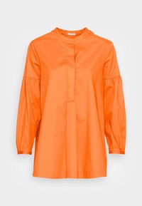 Blouse en coton orange avec un col haut, des manches bouffantes longues et un détail de plissé à l'avant. Texture lisse et coupe décontractée.