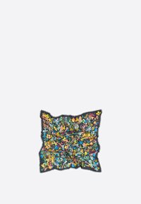 Multicolorierter Schal mit blumigem Muster auf schwarzem Hintergrund, mit ausgefransten Kanten und quadratischer Form, aus leichtem Stoff gefertigt.