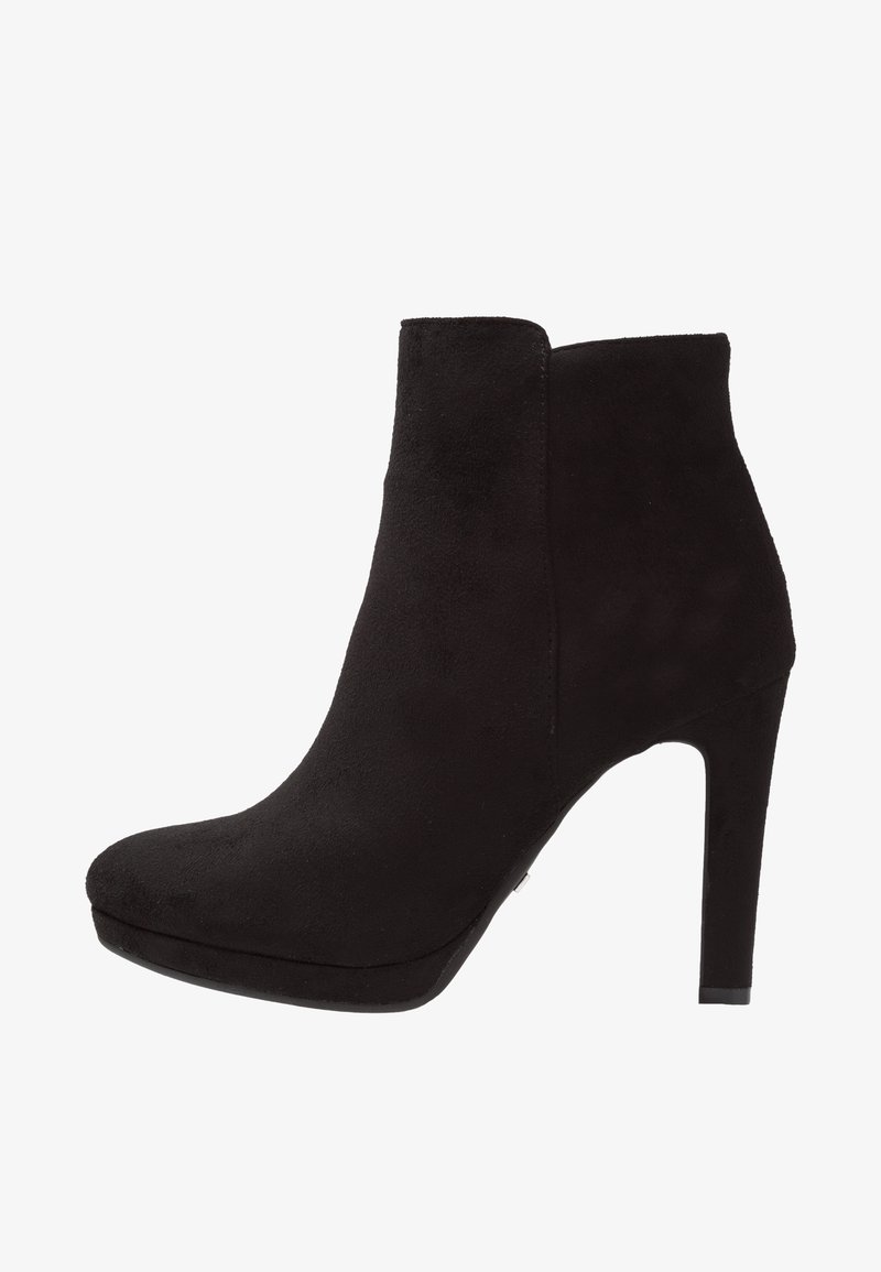 Bottine en daim noir avec un talon stiletto haut et un bout légèrement arrondi, profil latéral sur fond blanc.
