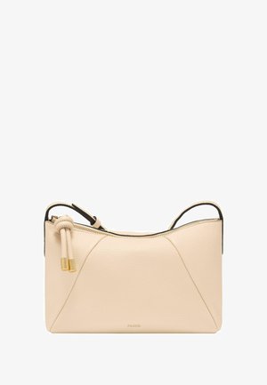 Sac à bandoulière en cuir beige avec fermeture éclair, détail de pompon noué et logo Fossil discret au centre en bas.