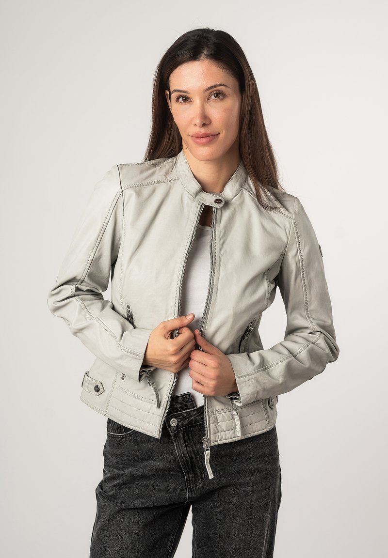 Giacca in pelle grigia chiara con colletto rialzato, chiusura con zip e tasche laterali. Presenta cuciture sottili e un design aderente.