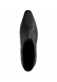 Bottine en cuir noir avec un bout pointu et une fermeture éclair latérale. Texture lisse et détails de couture minimalistes, conçue pour un port facile.