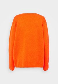 Helle orangefarbene Strickjacke mit lockerer Passform, rundem Ausschnitt und langen Ärmeln. Weiche Textur mit glatter Oberfläche; keine sichtbaren Muster oder Akzente.