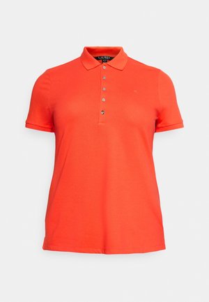 Jasnopomarańczowa koszulka polo z krótkim rękawem, z kołnierzykiem i pięcioma guzikami z przodu, z subtelnym haftowanym logo na lewej piersi.