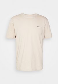 Beige katoenen t-shirt met korte mouwen, ronde hals en een klein zwart "HUGO" logo op de linkerkant van de borst. Soepele textuur, comfortabele pasvorm.