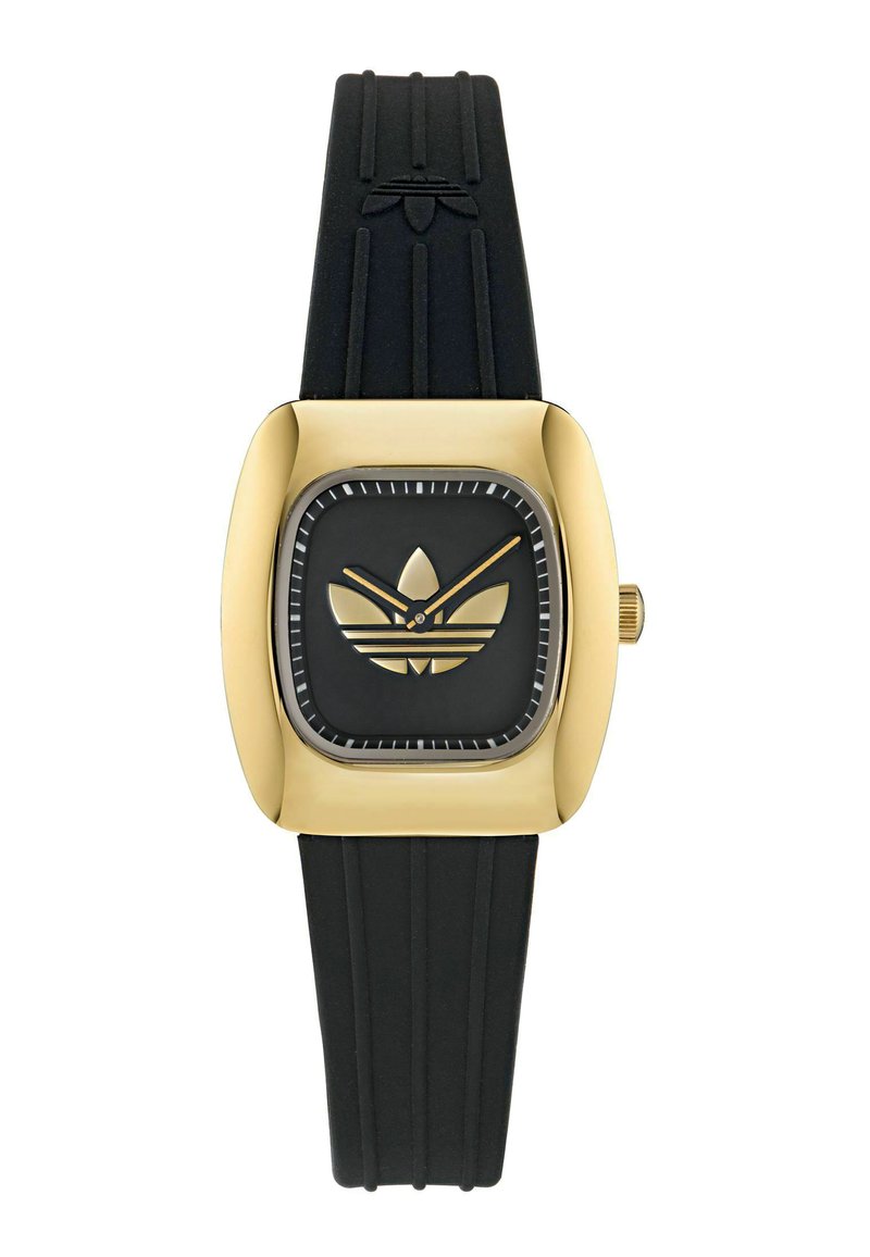 Zwarte rubberen horlogeband met een gouden vierkante kast. Zwarte wijzerplaat met gouden Adidas-logo en uurmarkeringen. Gladde afwerking, minimalistisch ontwerp.