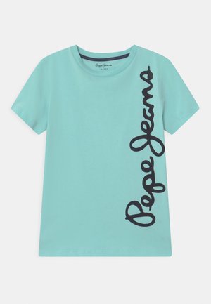 Hellblaues T-Shirt mit kurzen Ärmeln und Rundhalsausschnitt mit großem vertikalem schwarzen "Pepe Jeans"-Logo auf der rechten Seite.