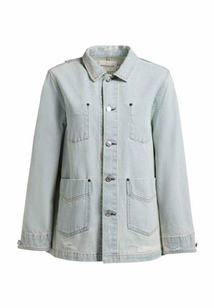 Jachetă din denim albastru deschis, cu guler, închidere cu nasturi în față, două buzunare cu clape la piept și două buzunare aplicate în partea inferioară, cu detalii ușor uzate la tiv.