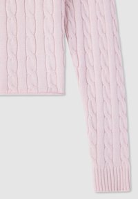 Maglione a lavorazione cable rosa chiaro con maniche lunghe, polsini a coste e un design corto. Texture morbida con dettagli in rilievo su tutta la superficie.
