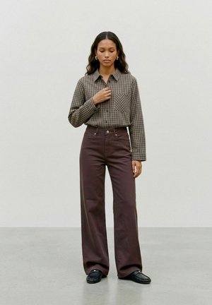 Vero Moda, WIDE-FIT JEANS VMSANDIE-STRETCH MID RISE WIDE LEG FIT JEANS - Coupe large - chocolate torte