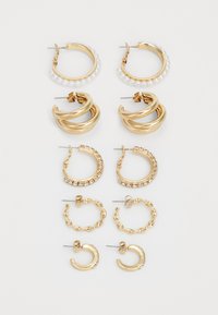 Conjunto de brincos dourados com diversos designs: argolas com pérolas, argolas torcidas e estilos adornados com strass em vários tamanhos.