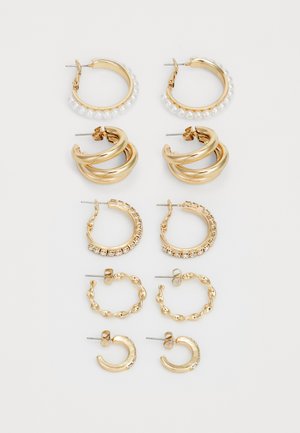 Ensemble de boucles d'oreilles en or présentant divers designs : créoles accentuées de perles, créoles torsadées et styles ornés de strass dans différentes tailles.