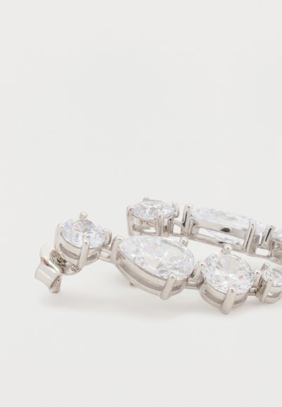 Brățară cu finisaj argintiu, având pietre prețioase clare alternate, rotunde și ovale, cu suprafețe multifatetate și montate în cleme metalice.