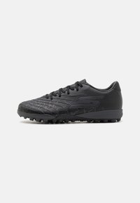Schwarze Sportschuhe mit einer strukturierten Oberseite, gemusterten Details und einer Gummisohle mit ausgeprägten Stollen für Traction. Schnürdesign.