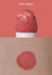 Labial líquido en "Pink Mojito", con una punta aplicadora suave y afelpada, y una muestra suave, brillante y de color coral rosado sobre la piel.
