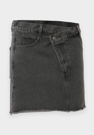 Svart denim mini skjørt med frontlommer, beltehanker, knappelukking og råkantdetaljer.