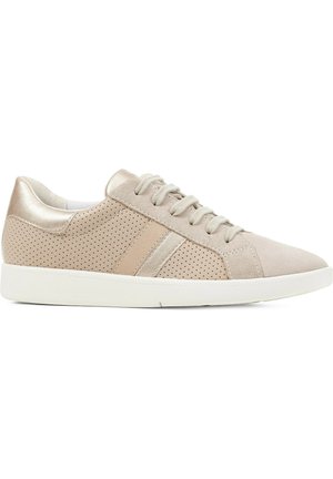 Sneaker perforati beige con accenti metallici; tomaia in morbida suede e suola in gomma bianca; sei fori per i lacci; design minimalista.