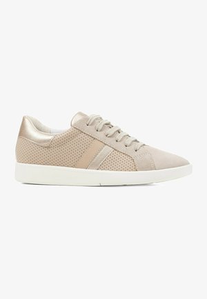 Beige perforierte Sneakers mit metallischen Akzenten; weiches Wildleder-Obermaterial und weiße Gummisohle; sechs Schnürlöcher; minimalistisches Design.