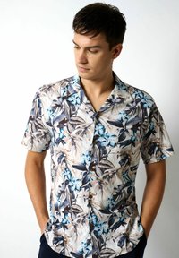 Kurzärmliges Hemd mit einem Blumenmuster in Blau- und Beigetönen, aus leichtem Stoff gefertigt, mit einer durchgehenden Knopfleiste und kragenloser Gestaltung.