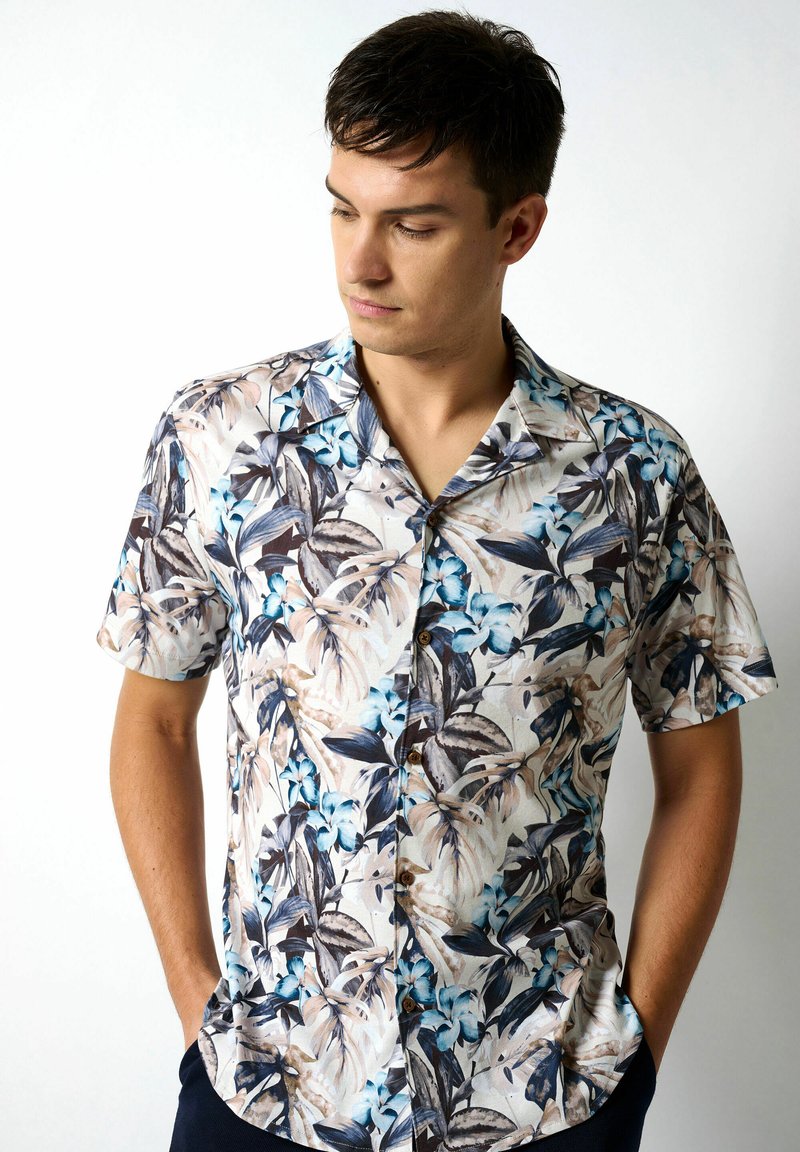 Kurzärmliges Hemd mit einem Blumenmuster in Blau- und Beigetönen, aus leichtem Stoff gefertigt, mit einer durchgehenden Knopfleiste und kragenloser Gestaltung.