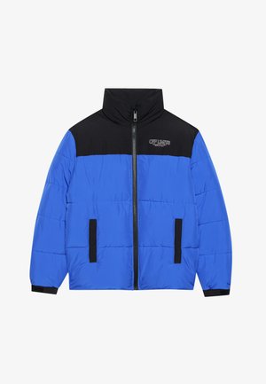 Giacca isolante blu e nera con colletto alto, chiusura con zip e due tasche laterali; presenta una texture trapuntata e un logo sul petto.