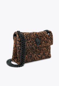 Borsa a tracolla trapuntata con stampa leopardata marrone, dotata di catena in metallo nero e chiusura decorativa nera dalla texture simile a una zampa o una foglia.