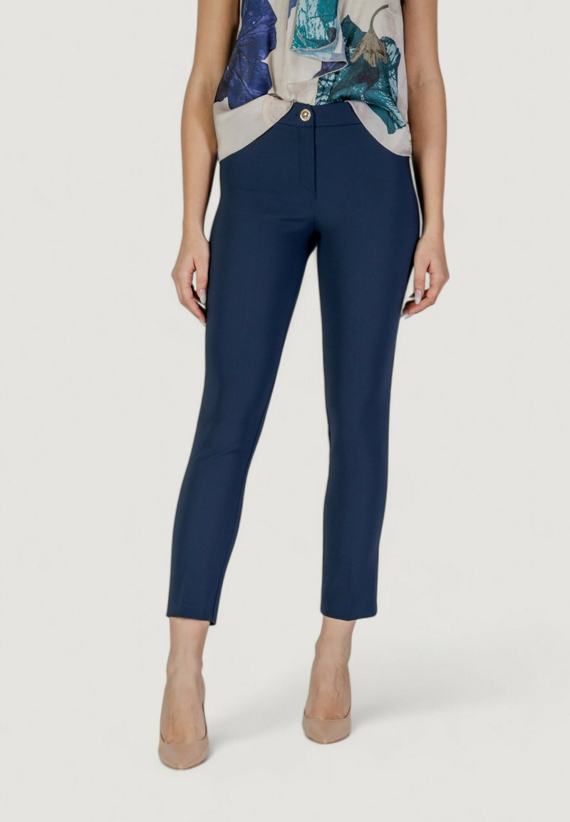 Pantaloni tailored blu navy con vestibilità slim, dotati di vita standard e chiusura con bottone frontale, realizzati in tessuto dalla superficie liscia.