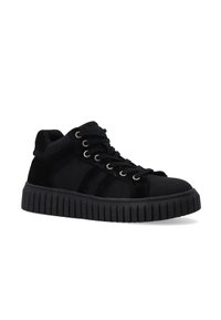 Schwarze High-Top-Sneaker aus Wildleder und Gummi, mit Schnürdesign, silbernen Ösen und einer strukturierten, gerillten Sohle.