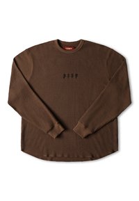 Haut en tricot à manches longues marron avec un tissu texturé, col rond et poignets côtelés. Il présente un petit logo noir sur la poitrine. Ourlet arrondi.