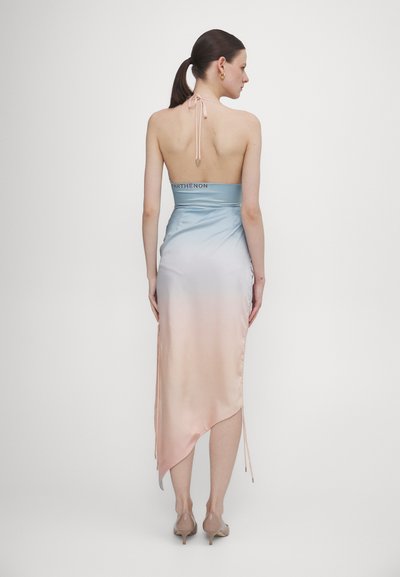Satin halter suknelė su ombre gradientu nuo mėlynos iki rožinės, su prigludusia liemene ir asimetrišku apdailu. Papuošta logotipo juosta.