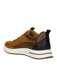 Scarpe sportive marroni con una combinazione di suede e pelle, dettagli in rete, una suola intermedia bianca e un controtallone nero.